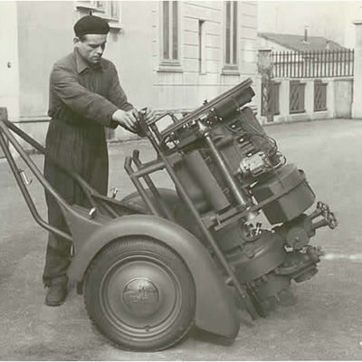 Composto da un motore che alimenta due attacchi UNI70, ben visibili nella foto.